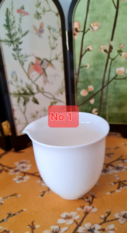 Biały porcelanowy Gong Dao Bei (naczynie sprawiedliwości)