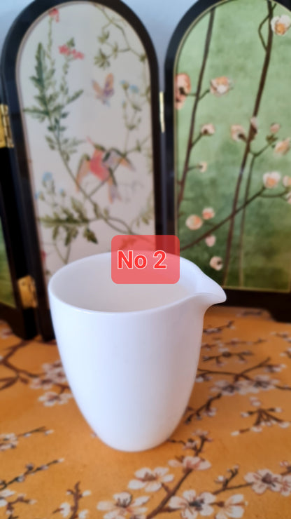 Biały porcelanowy Gong Dao Bei (naczynie sprawiedliwości)